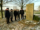 Alte Mnner stehen im Jahr 2006 vor einer Gedenktafel [Quelle: Radio Bremen]